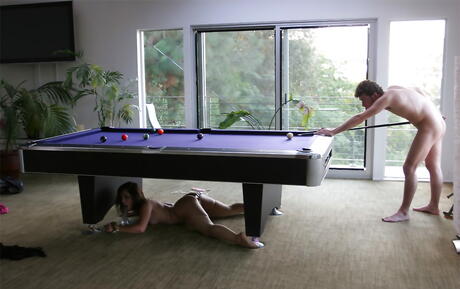 Mycket attraktiv amerikansk Kristina steg i strumpbyxor i röven efter god avsugning
