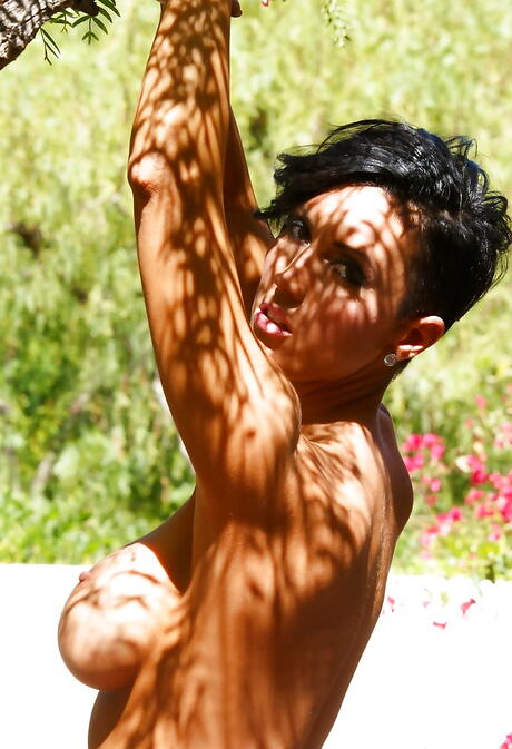 Bedårande Latina Pornstar Dylan Ryder som visar stora boobies och sexig rumpa utanför