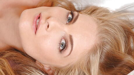 Gracile ungarische blonde Cutie Cayenne Klein Klein winzige Titten und ruckeln
