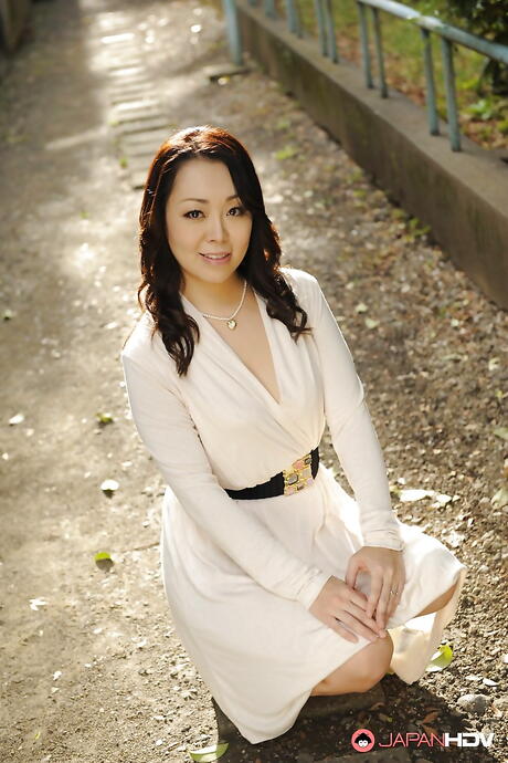 Uitstekende Japanse donkerharige schatje Yuna Yamami in hete erotische scène buiten