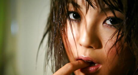 Dejlige japanske babe Azumi Harusaki i varmt erotisk galleri
