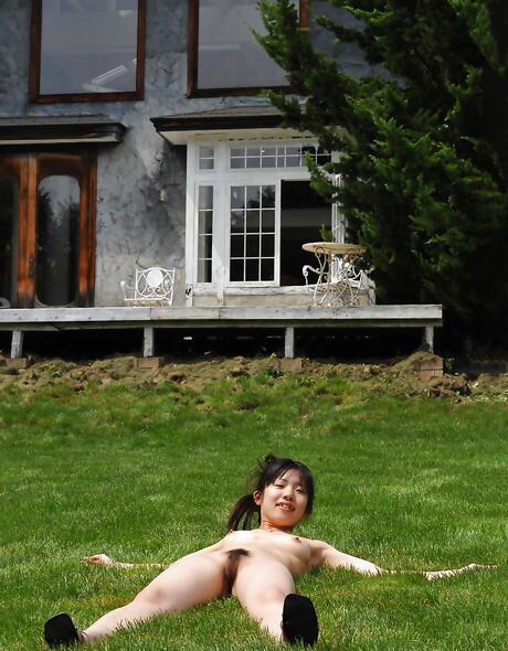 Attraktiv japansk du kan utsette små pupper og sexy rumpe utendørs
