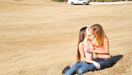 Foxy Chicks Claire Evans et Kennedy Leigh lécher les chattes chaudes dans le sexe chaud lesbien
