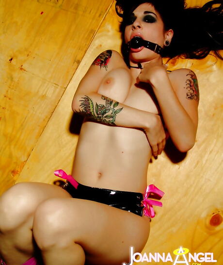 Sexy American Milf Joanna Angel mostra algum fetiche
