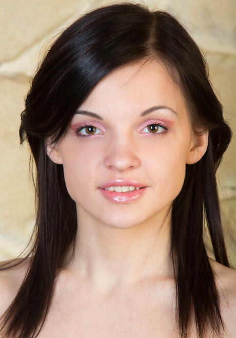 性感的黑发青春少女 Vikki Mauri 是恋足癖者
