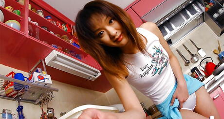 Idols 69: Ausgezeichnete japanische junge Izumi im Höschen posieren