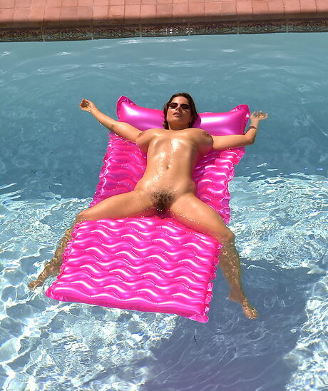 Lockande tyska milf chloe vevrier avslöjar stora bröst och sprider benen vid poolen
