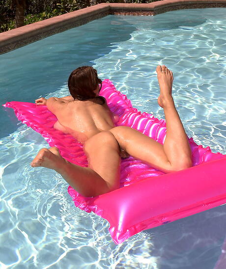 Lokurerende tyske Milf Chloe Vevrier udsætter store bryster og spreder benene ved poolen
