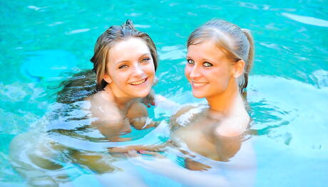 美女肯尼迪-纳什（Kennedy Nash）和爱丽丝-旺德（Alice Wonder）在泳池边亲吻并用情趣用品取乐
