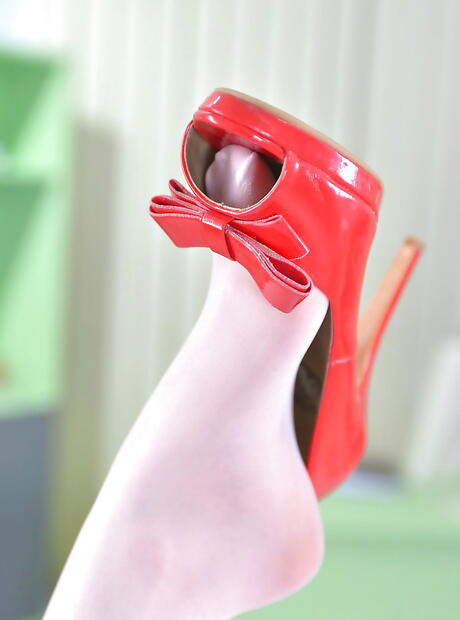 Hot Legs and Feet: 身着制服的黑发迷人辣妹 Harmony Reigns 做出火辣恋足动作