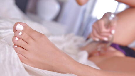 Sexy ungarsk blond tenåringslisens i sexy truser elsker litt varm fotfetisj
