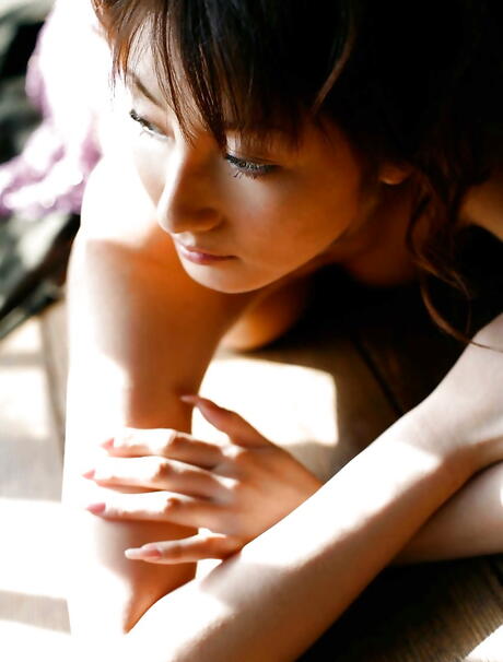 Stunning japanese teen Reina Mizuki in softcore shooting 