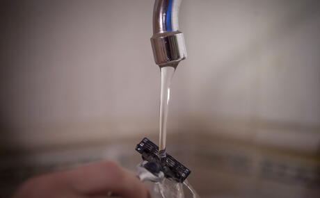 Mycket attraktiv amerikansk blond unga Nathaly Cherie i jeans avslöjar stora knackare och onanerar i badrummet
