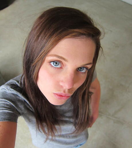 La fille américaine pulpeuse Kiera Winters a mis les minuscules seins et se masturbe
