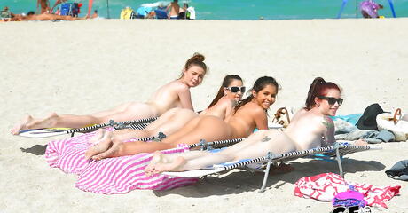 Fremragende kvinder Taylor Reed, Kylie Rose og Emma Ryder slikker hinandens fitter under hot lesbisk sex
