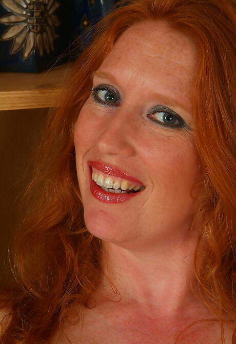 Atemberaubende kanadische reife Rose, die große Brüste und haarige Muschi entblättern
