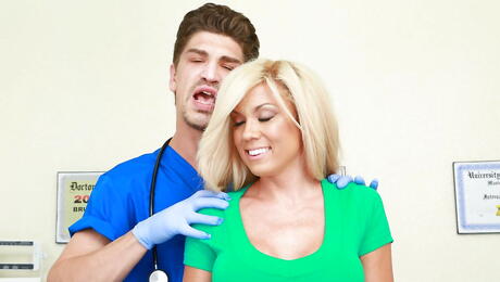 Forlokkende amerikansk blond milf Parker Swayze i fancy shorts rammet etter Hot Blowjob
