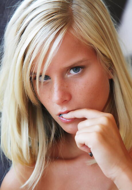 性感的捷克金发少女 Marry Queen 秀出大咪咪和毛茸茸的大屁股
