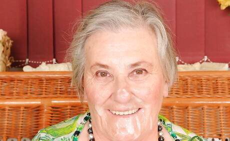 뜨거운 자지를 빨고 난 후 디럭스 할머니 마고
