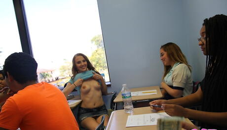 Crazy College GFs: Cutie quente Jenna em saia sexy