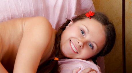 امرأة سمراء روسية مثيرة في سن المراهقة ليزا شاي في التنورة تظهر الثدي الصغيرة ولعب العضو التناسلي النسوي لها
