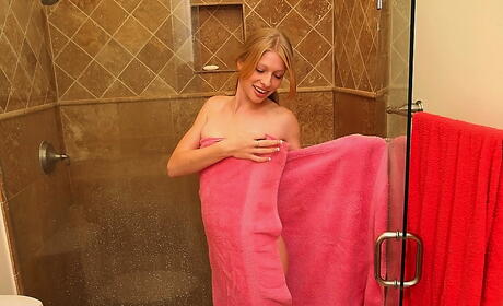 Pure 18: Svelte amerikansk ungdommelig Avril Hall avviser små pupper og sexy rumpe i dusjen