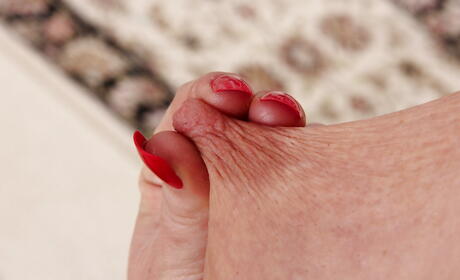 Curious American Blonde Milf Kelsey Johnson zeigt ihren Arsch in Unterwäsche und haarigen Twat
