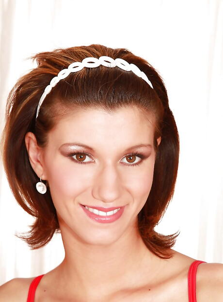 スリムなチェコ人美女アマンダ・ヴァンプ、小さなおっぱいを見せて自慰にふける
