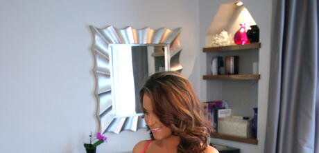 Modelo atraente de cabelo escuro de Brittish Sarah Nicola Randall mostrando grandes knockers e removendo
