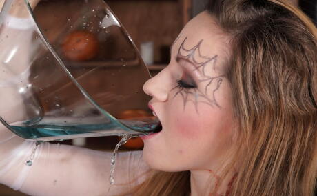 Gracile British Young Valerie Fox en ropa interior sexy muestra un poco de fetiche
