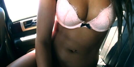 جاذبية الجبهة الأمريكية DeAnna يجرؤ على إظهار Hooters الكبير والقيادة قبالة في الهواء الطلق
