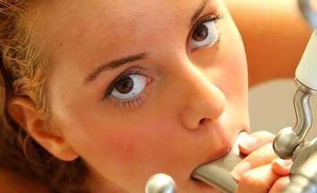 Der üppige brasilianische junge Jessie Rogers enthüllt winzige Titten und heißer Arsch in der Dusche
