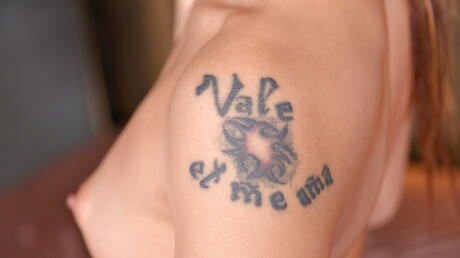 ロシア人美少女モナ・キムが小さなおっぱいとキュートなマンコを披露
