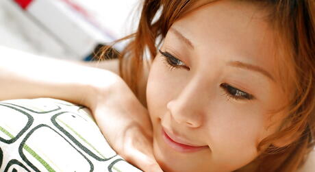 Séri jeune japonais succulent en posant à chaud sur la caméra
