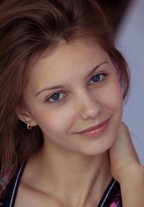 Impresionante adolescente ucraniana Emma Sweet in Nasty Foot Fetish Action
