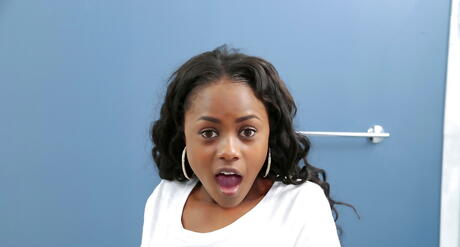 Teen noir chaud Amilian Kush montre ses fesses dans une culotte sexy et jouer avec un jouet sexuel dans la salle de bain
