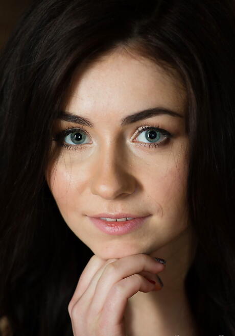 Foxy Brunette Teen Harper J mostre piccole tette e sexy
