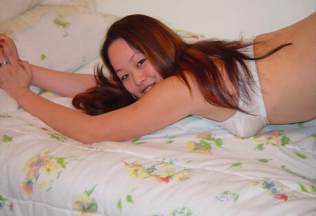 优秀的亚洲少女中国露出小乳房和漂亮的阴部
