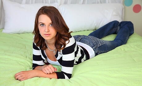 Fantastisk brud Ariel Lee visar små bröst och sprider benen