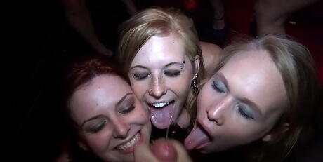 In The VIP: 섹시한 여성 다코타 스카이, 애비 로드와 다코타가 클럽에서 뜨거운 난교에 참여합니다.