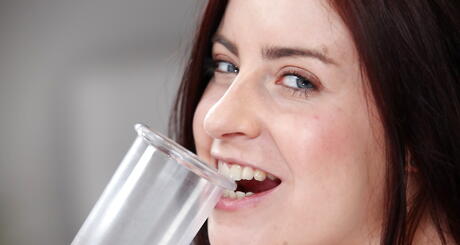 Peachy French Brunette Cutie Lexie Candy en culotte a les gros boobies et met un jouet dans sa twat
