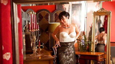 Les étés matures britanniques très attrayants révèlent de gros heurts et écartent ses jambes
