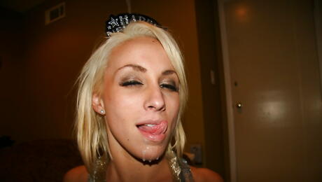 Rangy Beauties Tweety Valentine, Lexi Swallow en Sophia Sutra in Amazing Orgy in the Night Club
