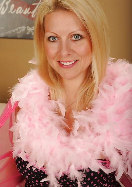 Hot American Blond Aged Zoey Tyler laver nogle hot fodfetish
