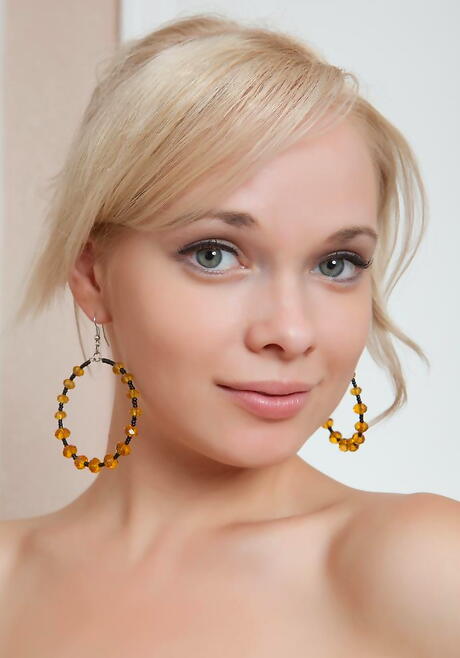 Seksowna blondynka młoda Feeona A odkrywa małe cycki i owłosioną cipkę
