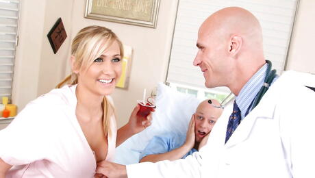 Charmante milf américaine Alanah Rae a frappé fort dans sa poule mouillée après bien
