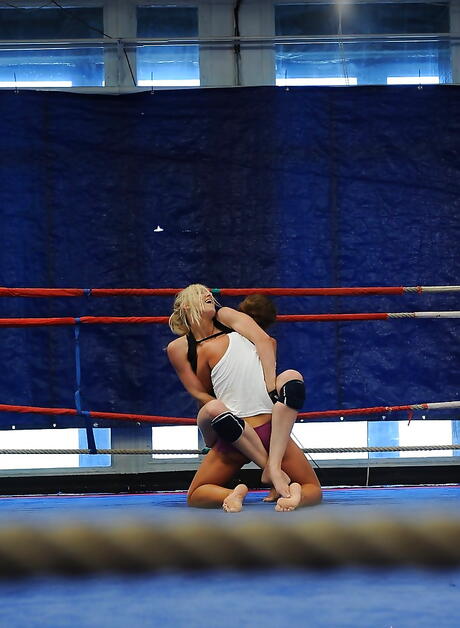 Nude Fight Club: Fremragende kvinder Angel Long og Cathy Heaven in Rough Catfight