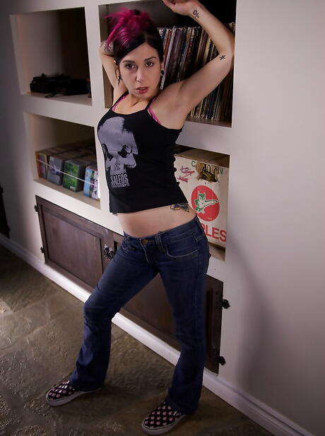 Hot American Milf Joanna Angel in Jeans entblößt ihren Hintern

