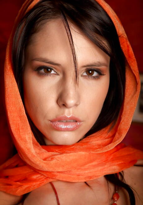 Sylphlike Cutie Monika Vesela som ställer ut små bröst och sprider benen
