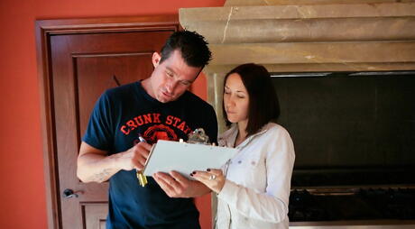 穿着性感短裙的闷骚捷克人詹妮弗-达克（Jennifer Dark）被大鸡巴操完屁眼后口交得爽歪歪
